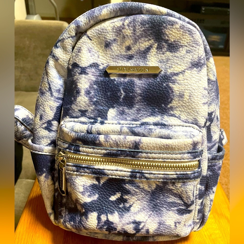 Steve Madden BBailey Blue Tie
Dye backpack. 🎒